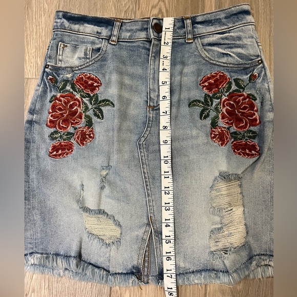 Denim mini skirt size medium - Picture 7 of 7
